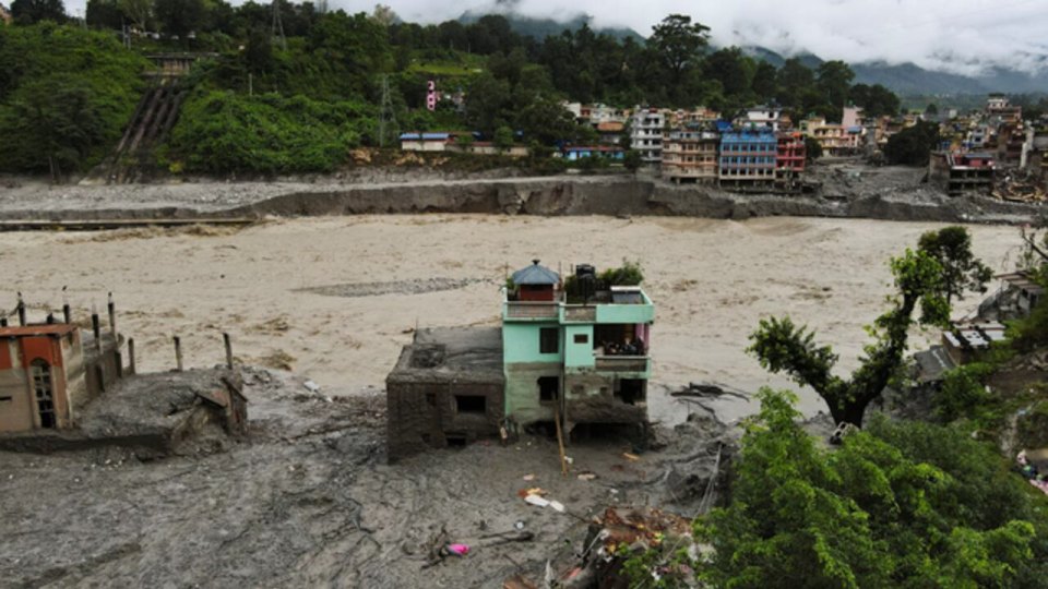 kurtarma ekipleri hayatta - Kurtarma ekipleri hayatta kalanları ararken, Nepal-Çin arasındaki yıkıcı sel nedeniyle 1000'den fazla kişi öldü
