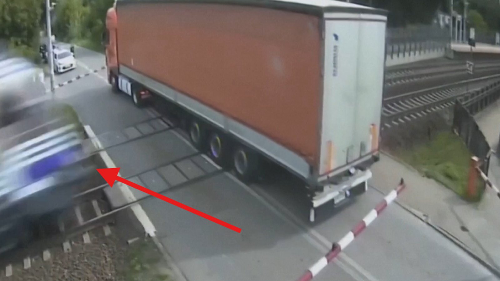 Raylarda sıkıştı: Yolcu treni TIR'ı paramparça etti