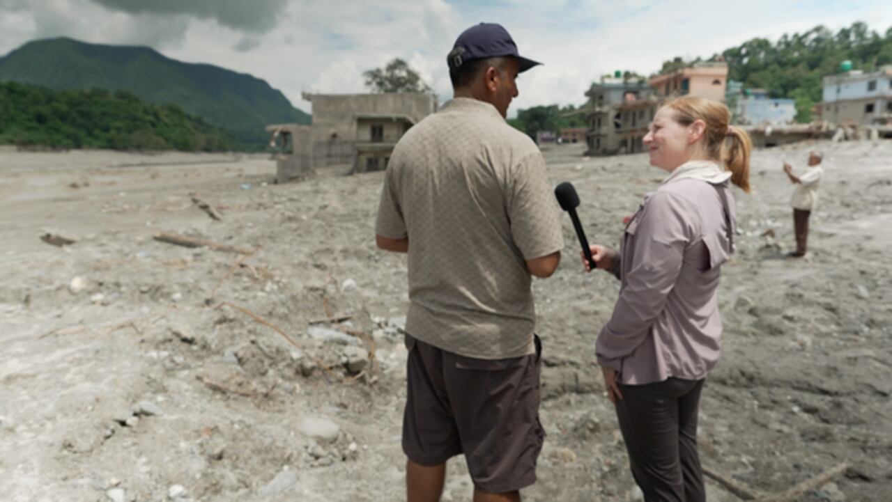 Kurtarma ekipleri hayatta kalanları ararken, Nepal-Çin arasındaki yıkıcı sel nedeniyle 1000'den fazla kişi öldü